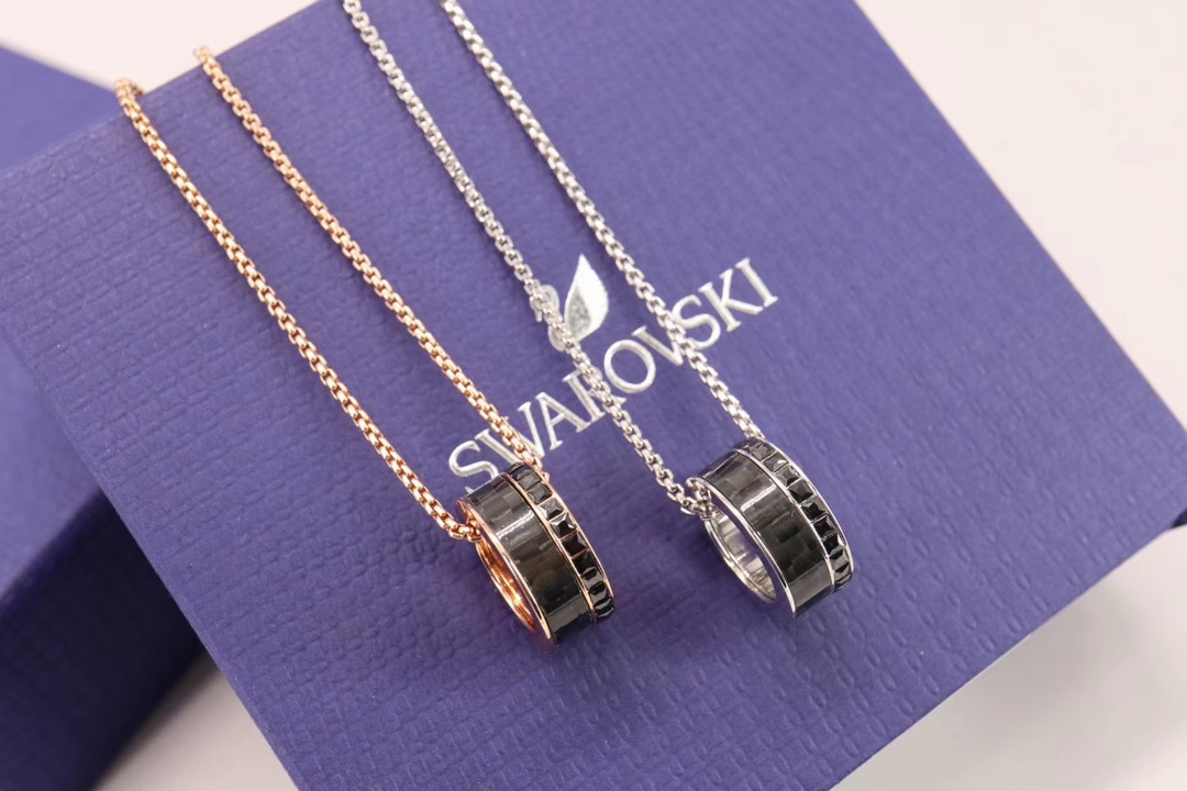 NO:896013,Swarovski Men's Simple Geometric Round Necklace. Wearing this stainless steel pendant can be embellished on the chest to add a fashionable and modern feel. Unique and unique gray pavé Swarovski imitation crystal, plus carbon fiber pattern effect., Swarovski necklace, stuart weitzman, necklace19860909Swarovski 男士 简约几何圆形项链 戴上这款不锈钢链坠,可点缀在胸前增添时尚现代感.独特别致的灰色密镶Swarovski仿水晶,加上碳纤维的图案效果.,施华洛项链,stuart weitzman,necklace,Jewelry