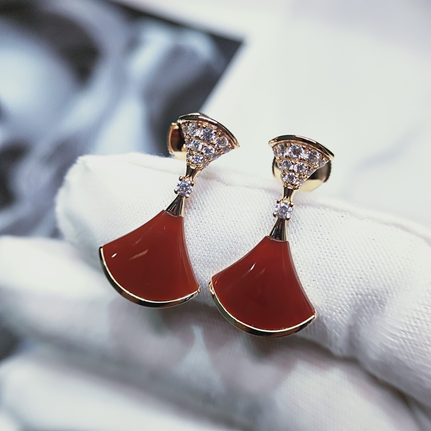 NO:634298,Actual photography, developed by Baojia DIVA, the upper half is inlaid with diamonds, the details are perfect, in stock 88260, Cardia high-end jewelry19860909实物拍摄 宝家DIVA 购z开发,上半镶钻 细节完美 现货88260,,卡迪亚高端饰品,Jewelry