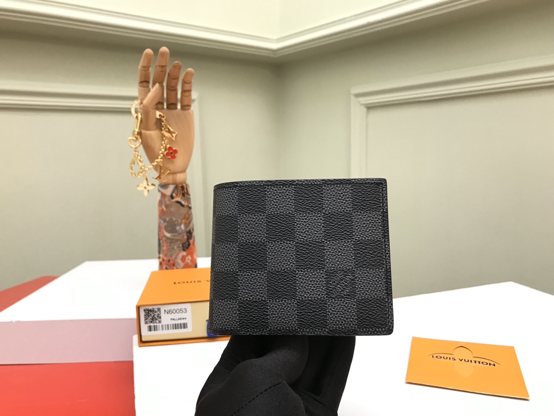 NO:673280,[Top Original Order] N60053 Black Check This Amerigo wallet combines immortal classic style with extremely practical functional design. The design is simple and convenient, while still small and exquisite, and can be easily stored in the back pocket of jeans. 11.5×9.5cm, packaging: with packaging box, LV wallet, louis vuitton, wallets, jeans19860909【顶级原单】N60053黑格此款Amerigo钱夹将不朽的经典风格与极其实用的功能设计集于一体.设计简洁而又不失便捷,同时依旧小巧玲珑,可轻松收入牛仔裤后兜中.11.5×9.5cm,包装:配包装盒,,LV钱包,louis vuitton,wallets,jeans,欧美剧