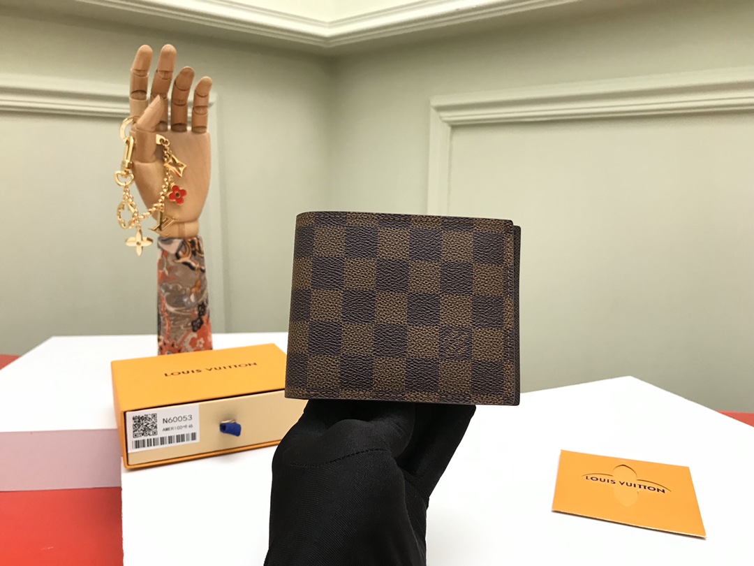 NO:673282,[Top original order] N60053 Brown This Amerigo wallet combines immortal classic style with extremely practical functional design. The design is simple and convenient, while still small and exquisite, and can be easily put into the back pocket of jeans. 11.5×9.5cm, packaging: with packaging box, LV wallet, Louis Vuitton, wallets, jeans19860909【顶级原单】N60053啡格此款Amerigo钱夹将不朽的经典风格与极其实用的功能设计集于一体.设计简洁而又不失便捷,同时依旧小巧玲珑,可轻松收入牛仔裤后兜中.11.5×9.5cm,包装:配包装盒,,LV钱包,louis vuitton,wallets,jeans,欧美剧