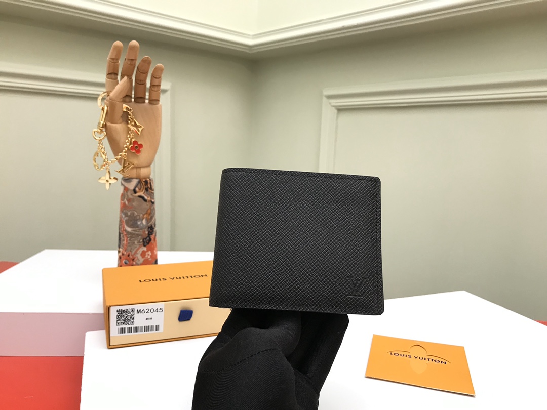 NO:673274,[Top Original Order] M62045 Cross Pattern This Amerigo wallet combines immortal classic style with extremely practical functional design. The design is simple and convenient, while still small and exquisite, and can be easily stored in the back pocket of jeans. 11.5 × 9.5cm, packaging: with packaging box,., LV wallet, louis vuitton, wallets, jeans19860909【顶级原单】M62045十字纹此款Amerigo钱夹将不朽的经典风格与极其实用的功能设计集于一体.设计简洁而又不失便捷,同时依旧小巧玲珑,可轻松收入牛仔裤后兜中.11.5×9.5cm,包装:配包装盒,.,LV钱包,louis vuitton,wallets,jeans,欧美剧