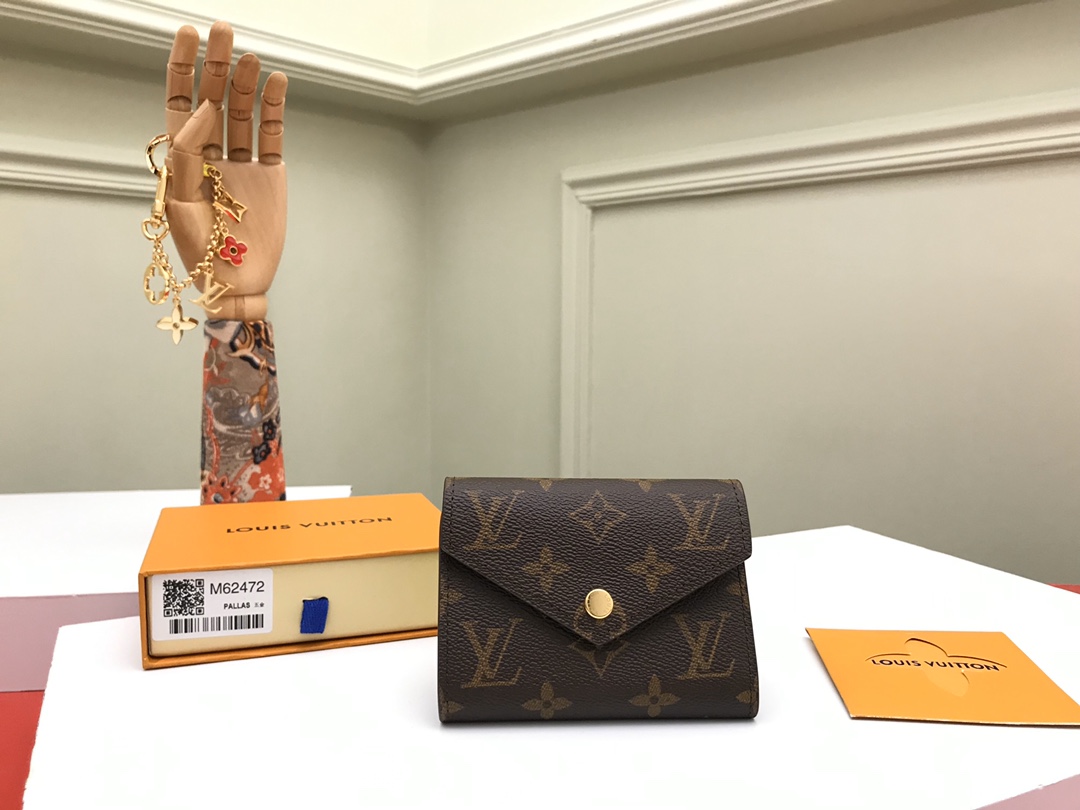 NO:672239,[Top original order] M62472 hardware style is soft and powerful. This compact Victorine wallet is the best choice for carrying around. Iconic Monogram canvas with colorful leather lining, fashionable style, and extremely practical design ensures safe storage and easy access of credit cards and personal belongings. Size: 12x9cm, packaging: with packaging box, LV wallet, Louis Vuitton, wallets19860909【顶级原单】M62472五金风格柔美而功能强大,此款小巧的Victorine钱夹是适宜随身携带的上上之选.标志性Monogram帆布搭配多彩皮革内衬,风格时尚,而极为实用的设计确保信用卡与私人财物安全存放、取用便捷.尺寸:12x9cm,包装:配包装盒,,LV钱包,louis vuitton,wallets,欧美剧