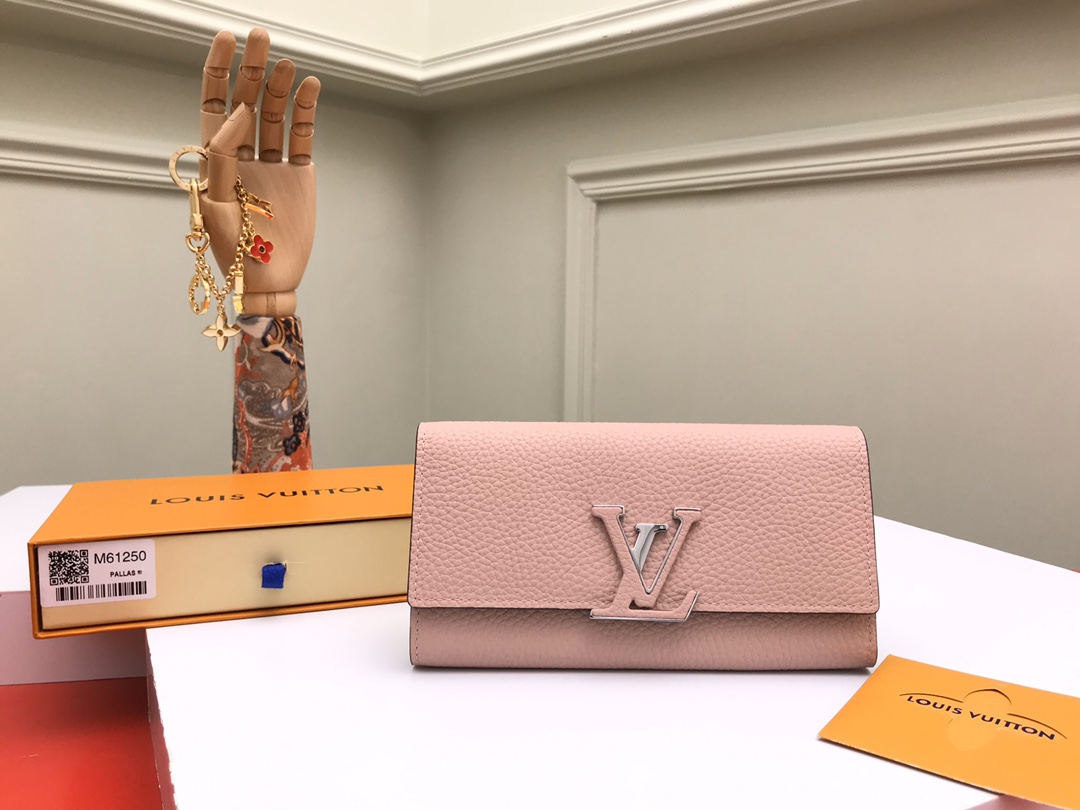 NO:672081,[Top original order] M61250 pink is made of soft Taurillon leather, and the LV trademark is wrapped in leather. The design of this elegant wallet is inspired by the iconic design streamlines of Capucines. It feels good and practical, enough for you to put in all your daily small items. Size: 19x10cm, packaging: with box, LV wallet, Louis Vuitton, wallets19860909【顶级原单】M61250粉色采用柔软的Taurillon皮质,LV商标以皮革包裹,这款优雅的钱夹设计灵感来自于Capucines标志性的设计流线.手感好且实用性强,足够让您放入所有的日常小物件.尺寸:19x10cm,包装:配包装盒,,LV钱包,louis vuitton,wallets,欧美剧