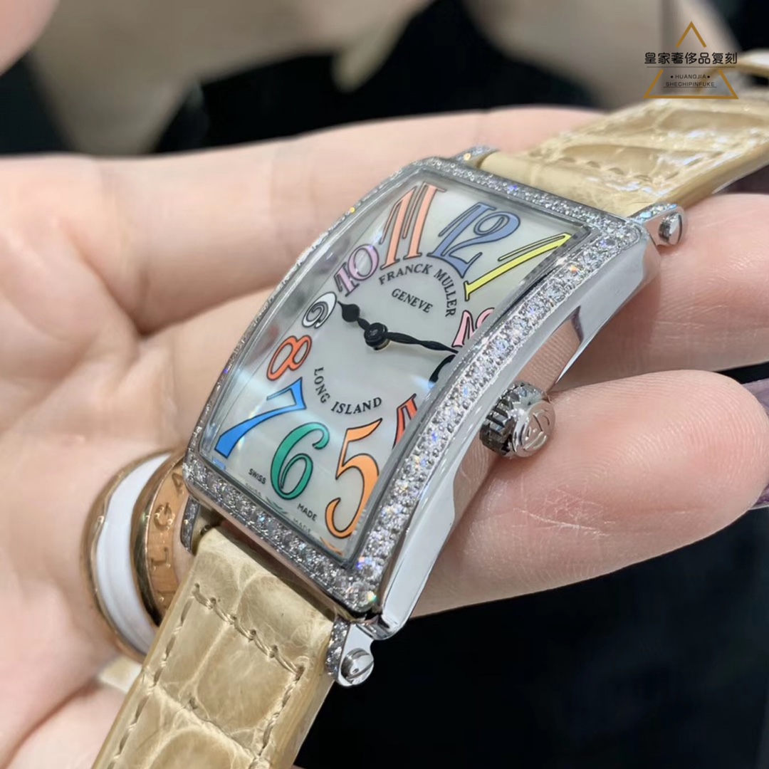 Lacoste 机芯：瑞士原装进口石英机芯 表带：标配美洲鳄鱼皮 尺寸：36 6×26mm 倾心打造高等级水钻镶嵌腕表