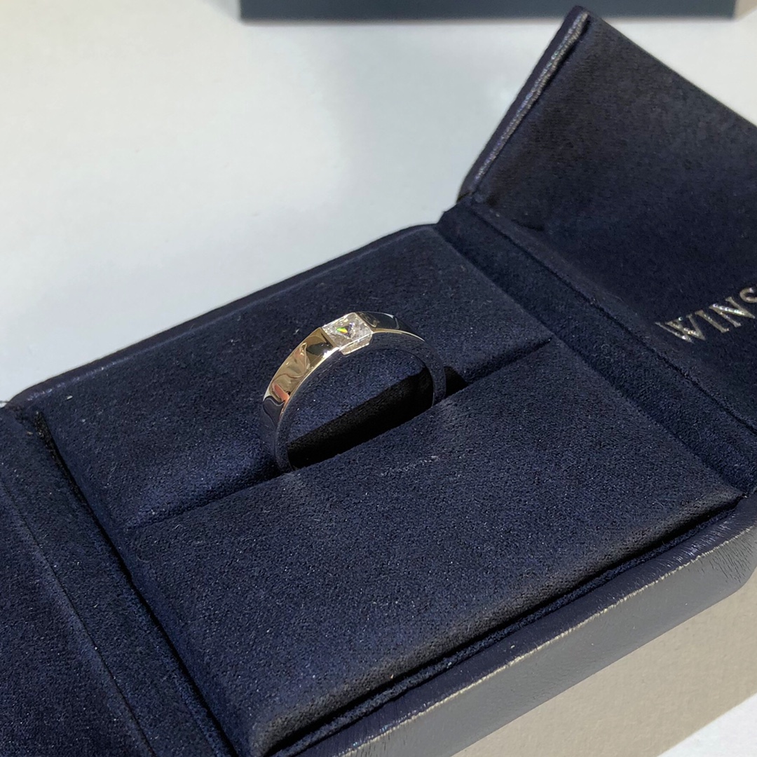 Elegant Smiles Mirroring with Brand-Signed Diamond Ring, Numbers 1095-1096. - 图片 6