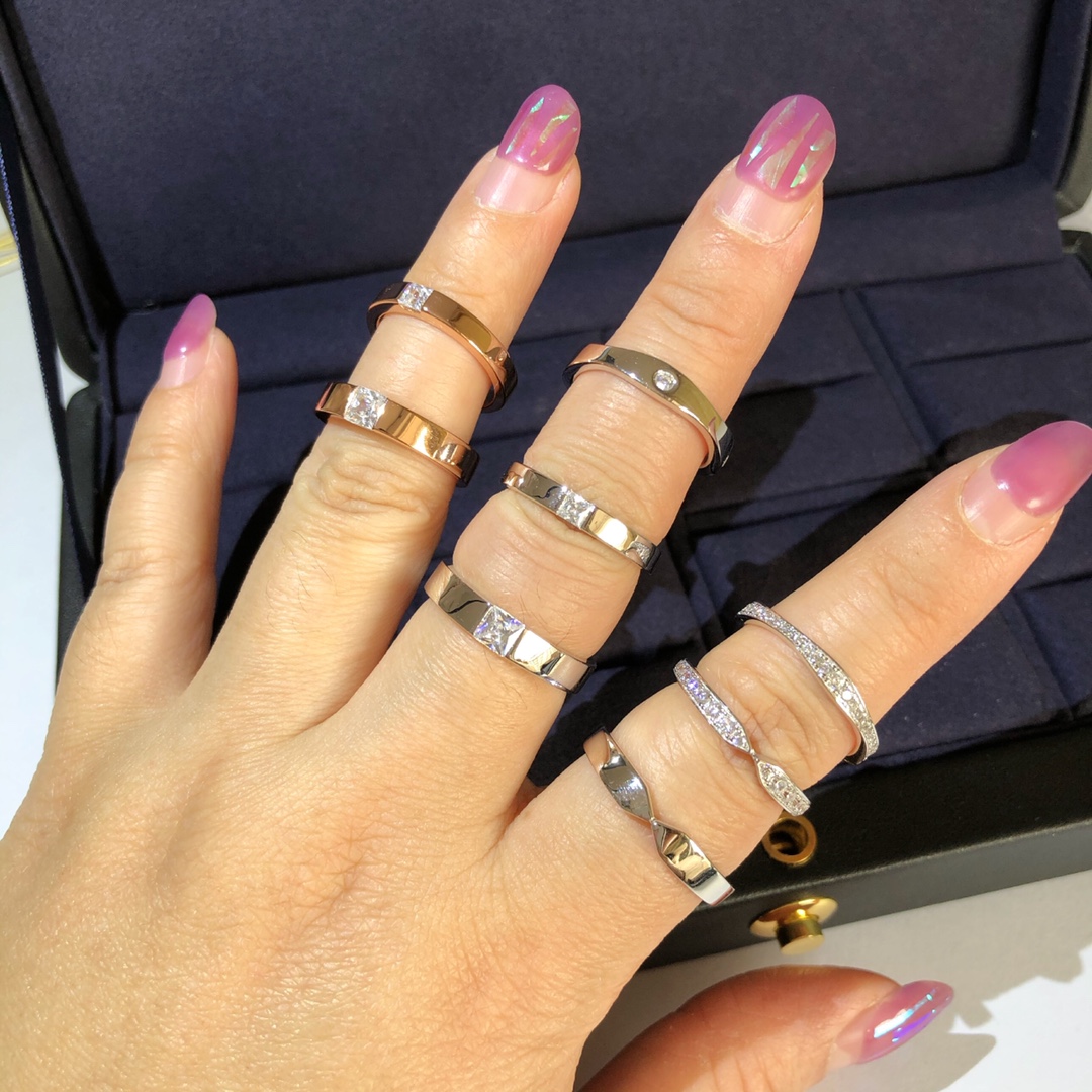 Elegant Smiles Mirroring with Brand-Signed Diamond Ring, Numbers 1095-1096. - 图片 1