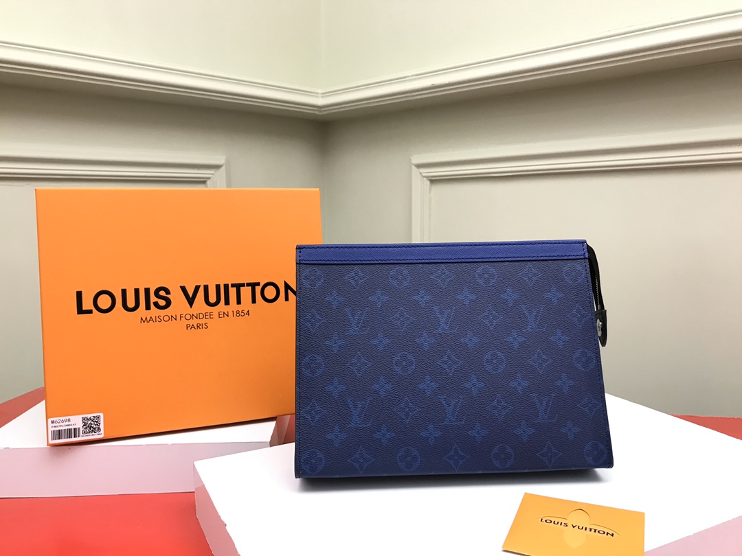 NO:671972,[Top original order] M62698 Blue This small and stylish Pochette Voyage medium handbag is made of Damier Graphite plaid coated canvas material. It has multiple functions. It can be placed in the bag as a travel bag or held in the hand to show fashion style. The spacious interior space of the bag and the support panel design make it easy to access personal essentials. Size: 27x21cm, LV wallet, Louis Vuitton, wallets19860909【顶级原单】 M62698蓝色此款小巧而时髦的Pochette Voyage中号手袋采用Damier Graphite格纹涂层帆布材质,功能多样,既可作为旅行袋放于包中,亦可持于手中,展现时尚风格.宽敞的包内空间加上撑板设计,方便取用私人必备品.尺寸:27x21cm,,LV钱包,louis vuitton,wallets,欧美剧