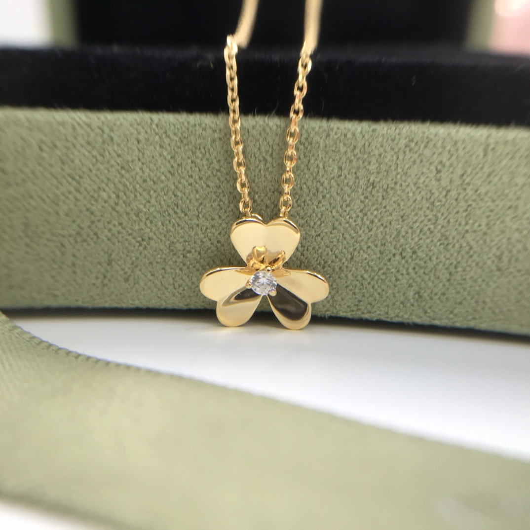 NO:104420,Van Cleopatra*VC new Frivoled series clover necklace. A small clover is super exquisite. I will definitely fall in love at first sight. I rarely get into the same style!  The most classic necklace of the Fan family represents the lucky three-leaf clover, which is worn by many internet celebrities this year!  Han Yujia’s new issue’s pictures are all about it!  Close your eyes, no matter the season, Vac necklace, necklace19860909梵克雅*VC新款Frivoled系列三叶草项链 小小一颗三叶草超级精致,买它绝对是一见钟情,真的很少会撞款喔！梵家最经典项链,代表幸运的三叶草,今年超多网红戴！韩雨嘉新一期的图片全是它！闭眼入,不分季节,Vac项链,necklace,Jewelry