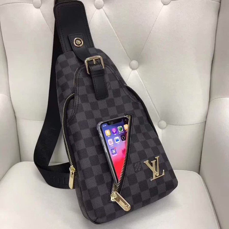 👍断货王💥（V家款 33103-1）🇮🇹新款v家胸包，采用进口头层牛皮、手感非常柔软、高品质五金，特别有