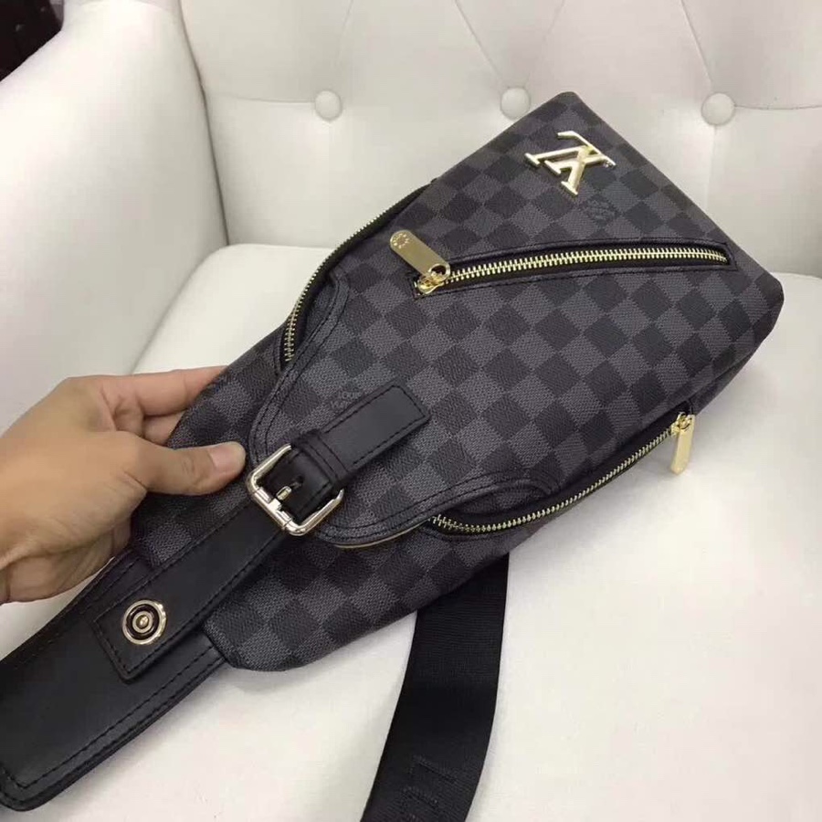 👍断货王💥（V家款 33103-1）🇮🇹新款v家胸包，采用进口头层牛皮、手感非常柔软、高品质五金，特别有