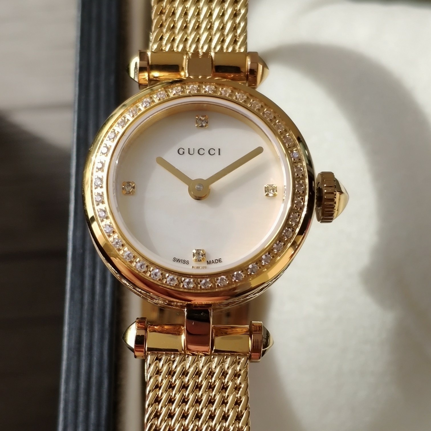 NO:388263,GUCCI Gucci's latest counter synchronization, quartz women's watch, original Swiss movement, sapphire glass, mesh steel belt, watch diameter 27mm, perfect quality, first-hand price!  ,gucci,gucci19860909GUCCI古驰最新专柜同步,石英女表,原装瑞士机芯,蓝宝石玻璃,网钢带,表径27mm,完美品质,一手价出！,,gucci,gucci,Watch