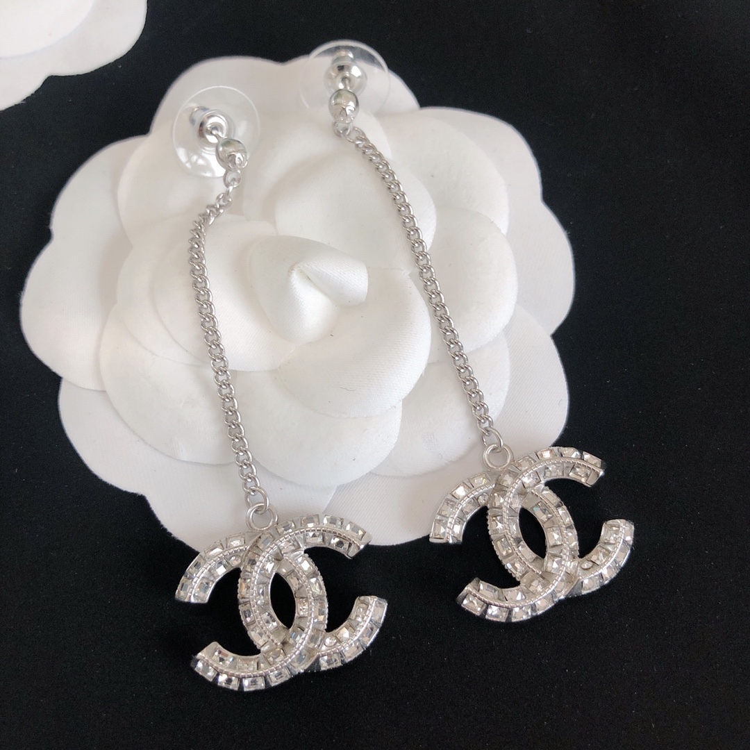 NO:104035,[Spot Today] Ch@nel Classic Square Diamond Double C Long Earrings Swarovski Crystal Diamond Customized!  Beautiful summer and summer style, Chanel earrings, chanel, earrings19860909【今日现货】 Ch@nel 经典方钻双C长耳环 施华洛晶钻定制！ 美美的夏夏同款,香奈儿耳钉,chanel,earrings,Jewelry