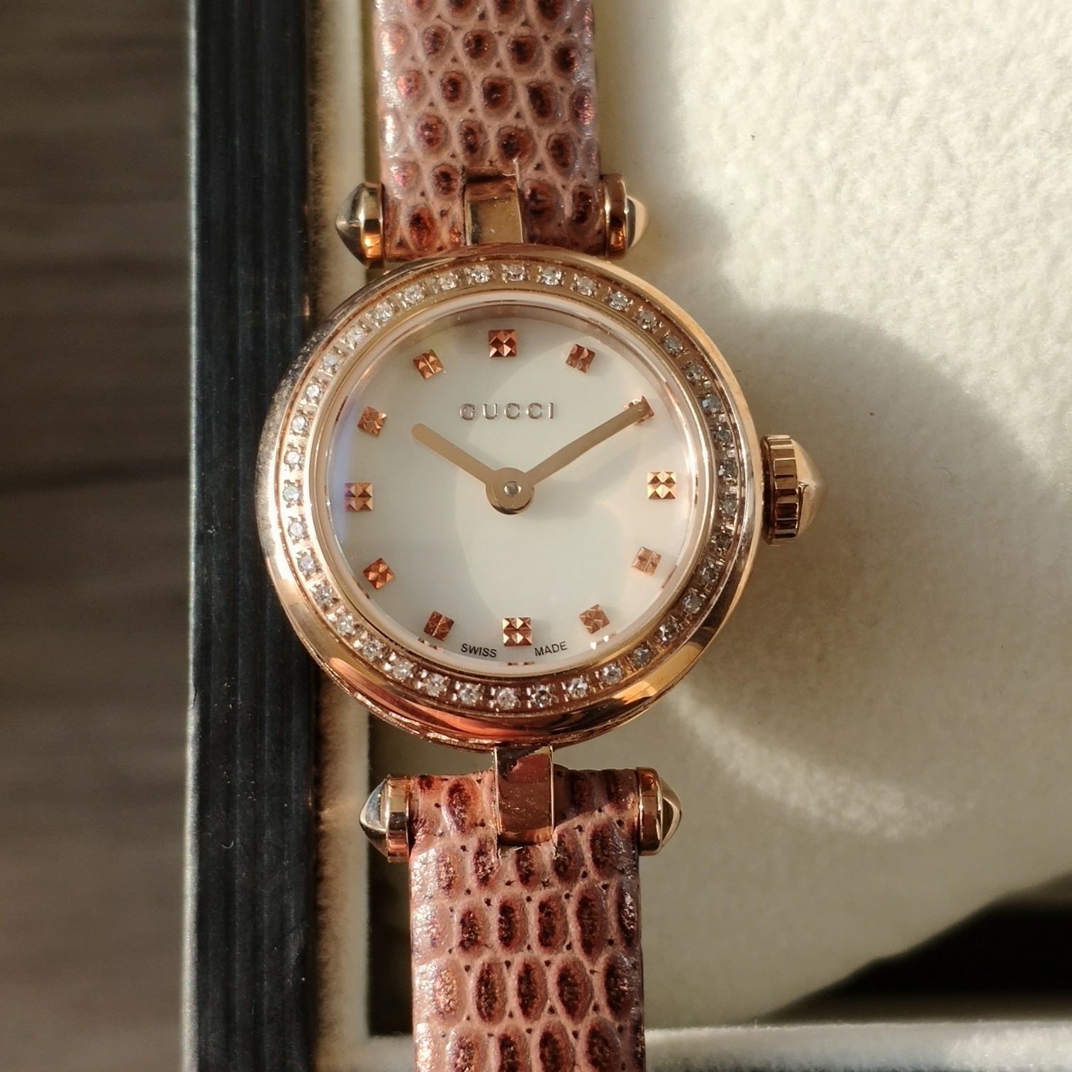 NO:388288,Batch: Original box: 30 GUCCI Gucci latest counter synchronization, quartz women's watch, original Swiss movement, sapphire glass, watch diameter 22mm, calfskin strap, perfect quality, first-hand price!  ,gucci,gucci,cowhide19860909批: 原盒:30 GUCCI 古驰 最新专柜同步,石英女表,原装瑞士机芯,蓝宝石玻璃,表径22mm,小牛皮表带,完美品质,一手价出！,,gucci,gucci,cowhide,Watch