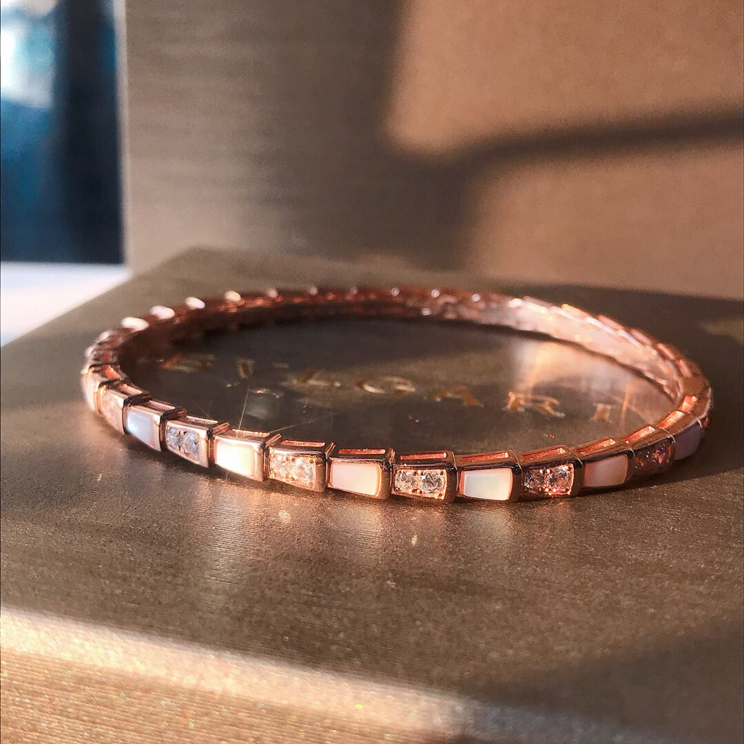 NO:102191,The correct way to open the buckle, see the figure 2. Press the buckle at the groove of the opening buckle. Don’t force to pull the attention away. BV. White shell snake bone bracelet. It’s full of fairy spirit. Every scale is shining brightly. 18#, Bulgari bracelet, bottega veneta, bvlgari, bracelet19860909正确打开方式看图2 开口扣条纹凹槽处按压扣 不要蛮力拉开注意力度哈 BV 白贝蛇骨镯 仙气十足 每个鳞片都熠熠生辉 18#,宝格丽手镯,bottega veneta,bvlgari,bracelet,Jewelry