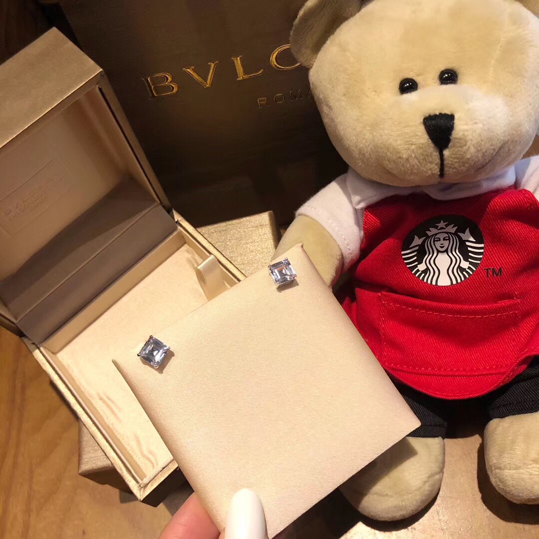 NO:602649,BV Bulgari 18k four-claw inlaid square diamond earrings, a classic and simple style that everyone loves. Customized official 1:1 pagoda cut diamonds, original flying saucer ear plugs, the size of the print is the same. 925 sterling silver gold plated, unisex. Comes with original flying saucer ear plugs!  ,Bvlgari earrings,bottega veneta,bvlgari,pure silver,gold plating19860909BV宝格丽18k四爪镶嵌方钻 耳钉 经典简单款人人都爱.定制的官方1:1宝塔切工钻,原版飞碟耳堵,字印大小都跟足.925纯银镀金,男女通用哈.配原版飞碟耳塞！,宝格丽耳钉,bottega veneta,bvlgari,pure silver,gold plating,Jewelry