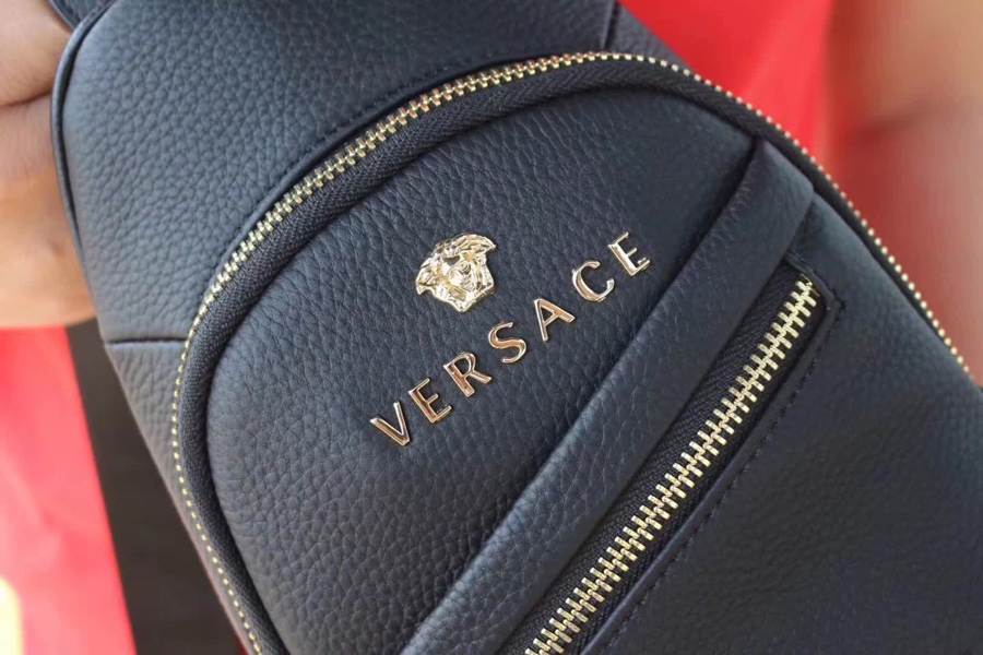 -Versace❤️❤️轻便胸包！柔软牛皮大面压制经典美杜莎脸谱，时尚中透着复古的神秘，双层巨能装！贴身