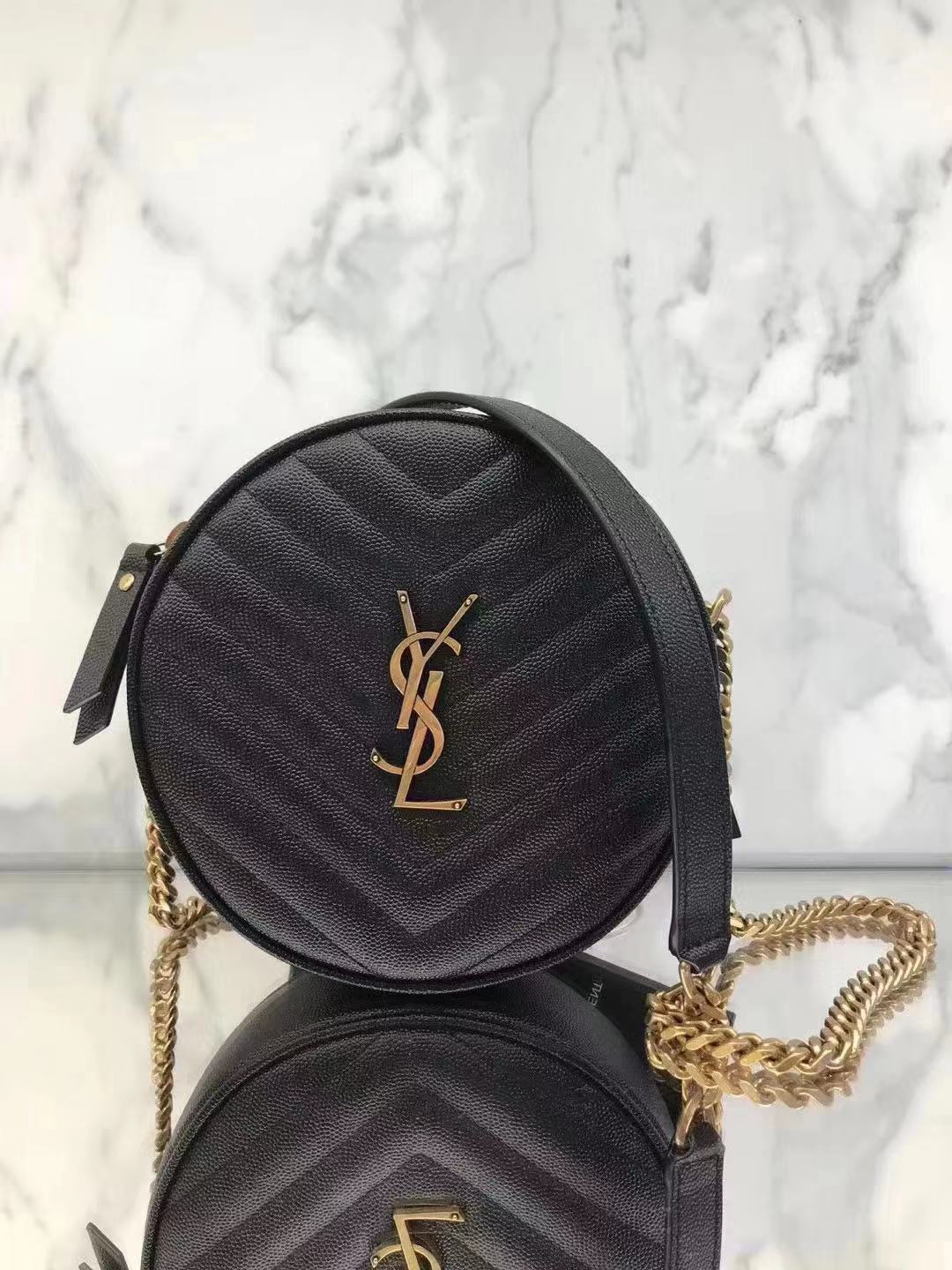NO:772711,Counter picture It is not only a popular mini bag this year, but also has a very special round shape, which will make the whole outfit more lively and energetic., saint laurent, saint laurent, mini bags19860909专柜图 它不仅是今年流行的迷你包,还是非常特别的圆形造型,会让整身搭配变得更加活泼有生气.,圣罗兰,saint laurent,mini bags,Bag