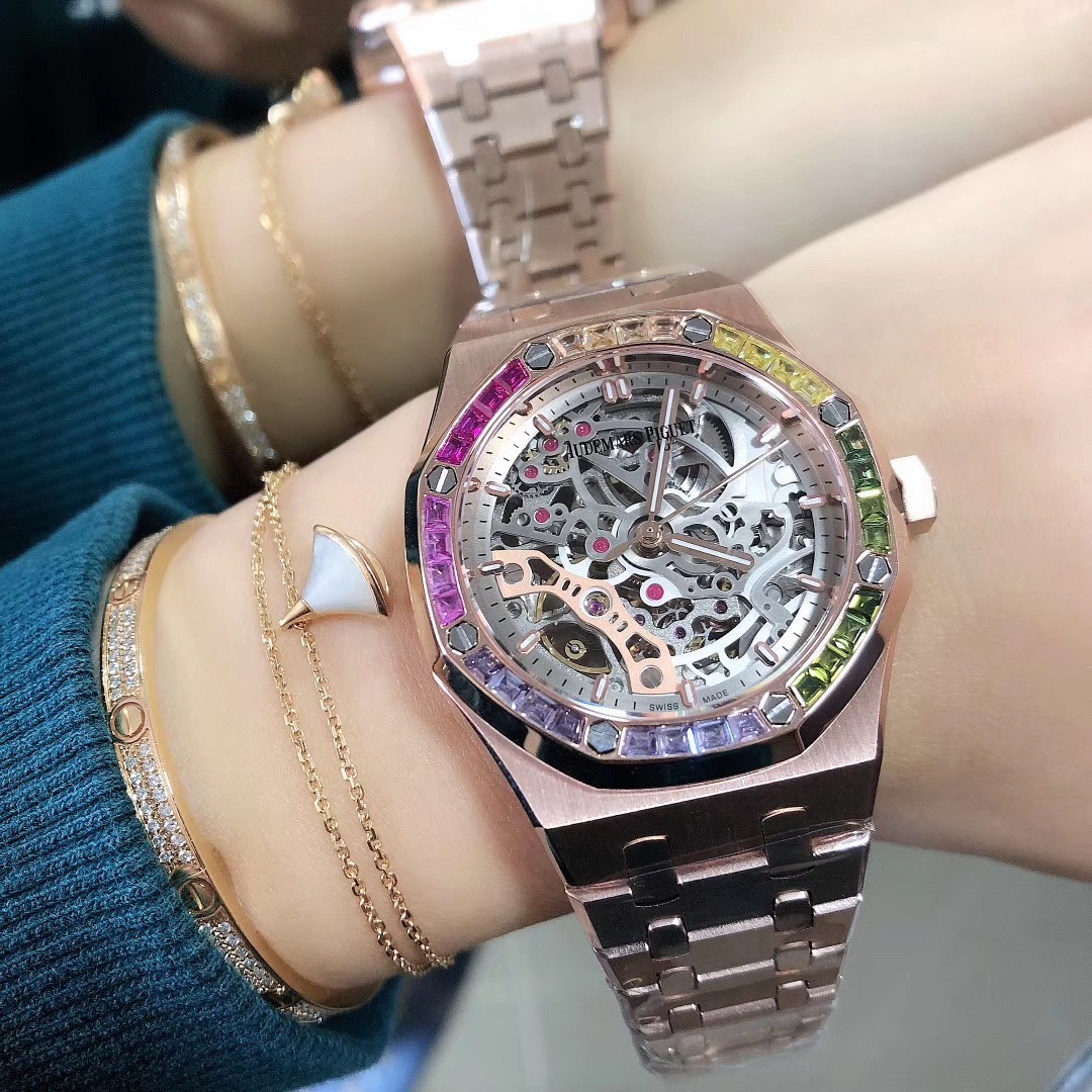 Audemars Piguet 爱彼女表 37mm 精钢表带配AP字样原装扣 搭载自动上链机芯 八角拉砂钢壳配镂空飞轮面 迎合了现代对于大表径女表潮流的追求 打造出女性更为英气的一面 熠熠生辉 质感十足