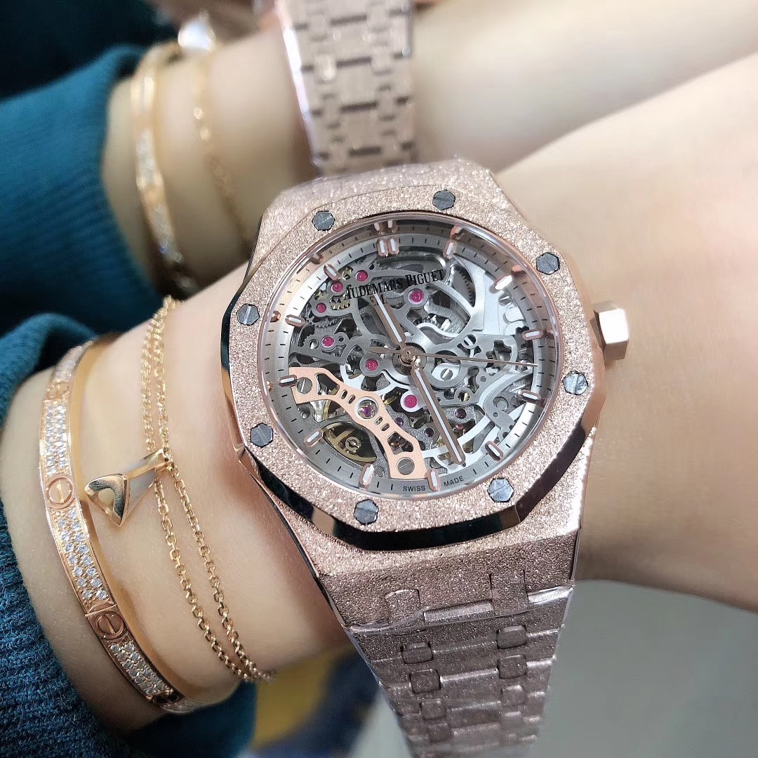 Audemars Piguet 爱彼女表 37mm 精钢表带配AP字样原装扣 搭载自动上链机芯 八角拉砂钢壳配镂空飞轮面 迎合了现代对于大表径女表潮流的追求 打造出女性更为英气的一面 熠熠生辉 质感十足