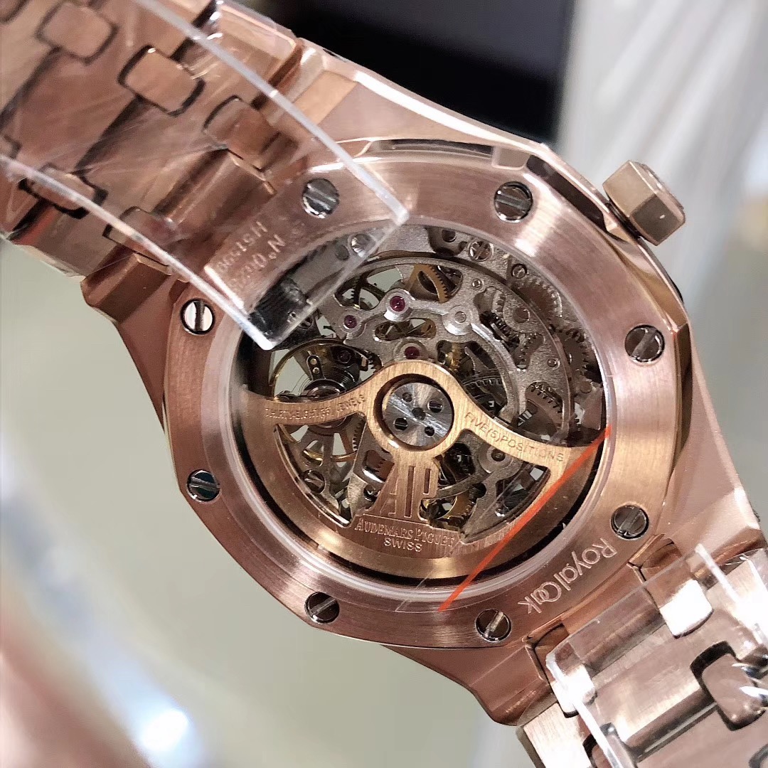 Audemars Piguet 爱彼女表 37mm 精钢表带配AP字样原装扣 搭载自动上链机芯 八角拉砂钢壳配镂空飞轮面 迎合了现代对于大表径女表潮流的追求 打造出女性更为英气的一面 熠熠生辉 质感十足