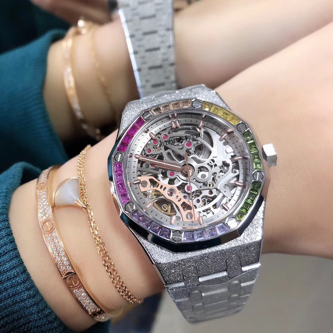 Audemars Piguet 爱彼女表 37mm 精钢表带配AP字样原装扣 搭载自动上链机芯 八角拉砂钢壳配镂空飞轮面 迎合了现代对于大表径女表潮流的追求 打造出女性更为英气的一面 熠熠生辉 质感十足