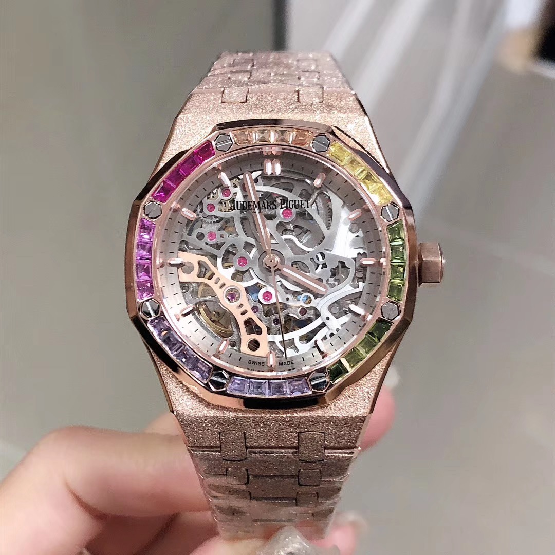 Audemars Piguet 爱彼女表 37mm 精钢表带配AP字样原装扣 搭载自动上链机芯 八角拉砂钢壳配镂空飞轮面 迎合了现代对于大表径女表潮流的追求 打造出女性更为英气的一面 熠熠生辉 质感十足