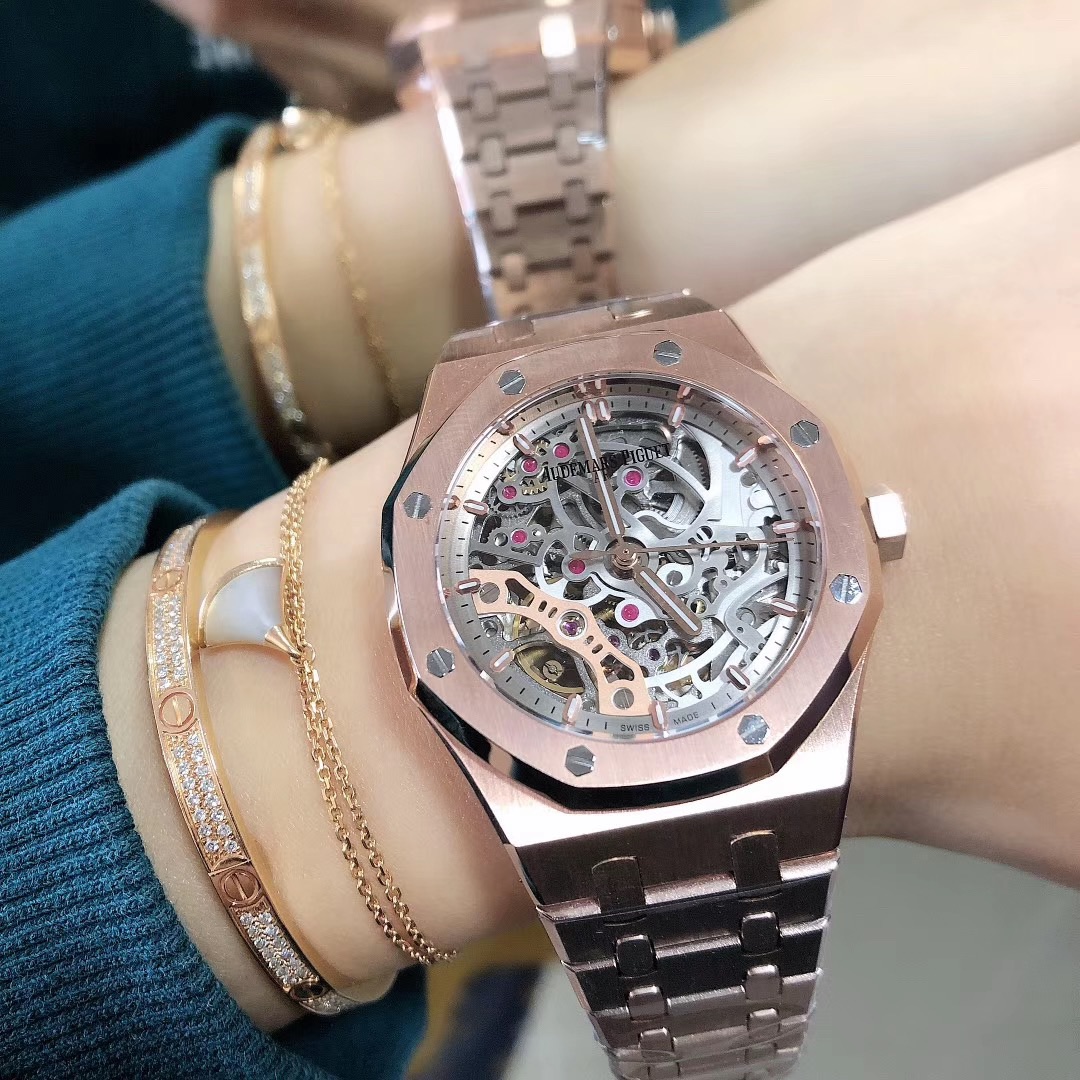 Audemars Piguet 爱彼女表 37mm 精钢表带配AP字样原装扣 搭载自动上链机芯 八角拉砂钢壳配镂空飞轮面 迎合了现代对于大表径女表潮流的追求 打造出女性更为英气的一面 熠熠生辉 质感十足
