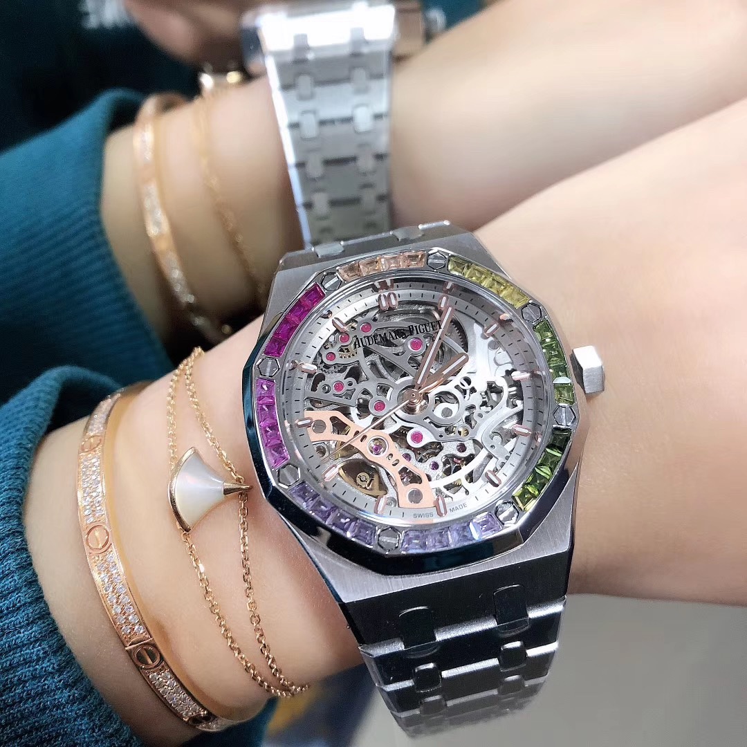 Audemars Piguet 爱彼女表 37mm 精钢表带配AP字样原装扣 搭载自动上链机芯 八角拉砂钢壳配镂空飞轮面 迎合了现代对于大表径女表潮流的追求 打造出女性更为英气的一面 熠熠生辉 质感十足