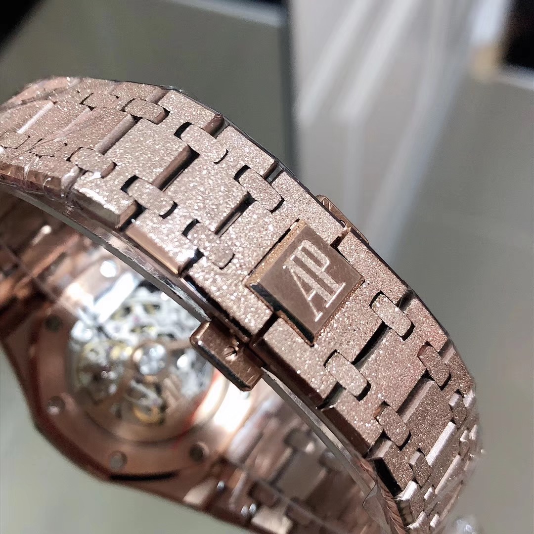 Audemars Piguet 爱彼女表 37mm 精钢表带配AP字样原装扣 搭载自动上链机芯 八角拉砂钢壳配镂空飞轮面 迎合了现代对于大表径女表潮流的追求 打造出女性更为英气的一面 熠熠生辉 质感十足