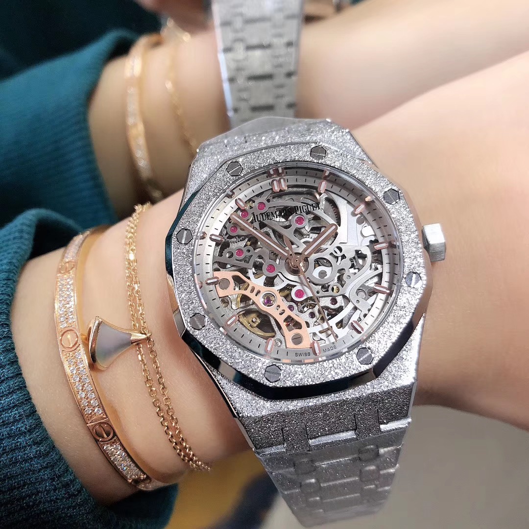 Audemars Piguet 爱彼女表 37mm 精钢表带配AP字样原装扣 搭载自动上链机芯 八角拉砂钢壳配镂空飞轮面 迎合了现代对于大表径女表潮流的追求 打造出女性更为英气的一面 熠熠生辉 质感十足