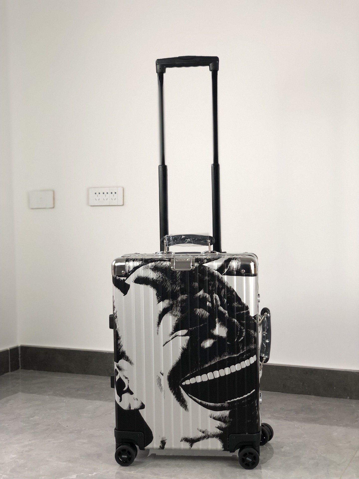 NO:269676,Rimowa trolley/trolley box Yue Minjun Fan Bingbing Wang Qianyuan Ma Sichun Tfboby Wang Junkai same star style!  All-aluminum-magnesium alloy classic flight series Yue Minjun limited edition suitcase - a unique inspiration collision! Fan Bingbing walked the cool show, Ma Sichun Airport Concave Styling, 