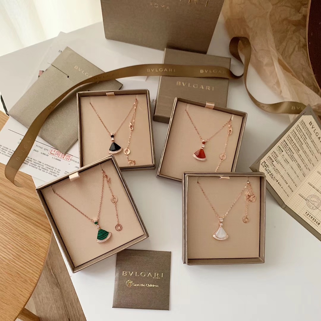 💰110 宝格丽钻石贝母扇子项链 

白色/红玉髓/碧石绿/黑色 实物很有光泽感 
温柔的一塌糊涂 过年啦不要让脖子空落落的 选条适合的颜色 戴着会很知性美