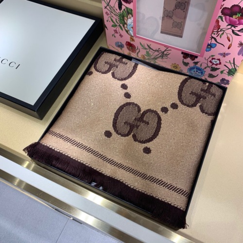 وشاح Gucci GG لامع من الجاكار باللون الرمادي والوردي، صوف مع خيوط ذهبية 1 وشاح Gucci GG لامع من الجاكار باللون الرمادي والوردي، صوف مع خيوط ذهبية