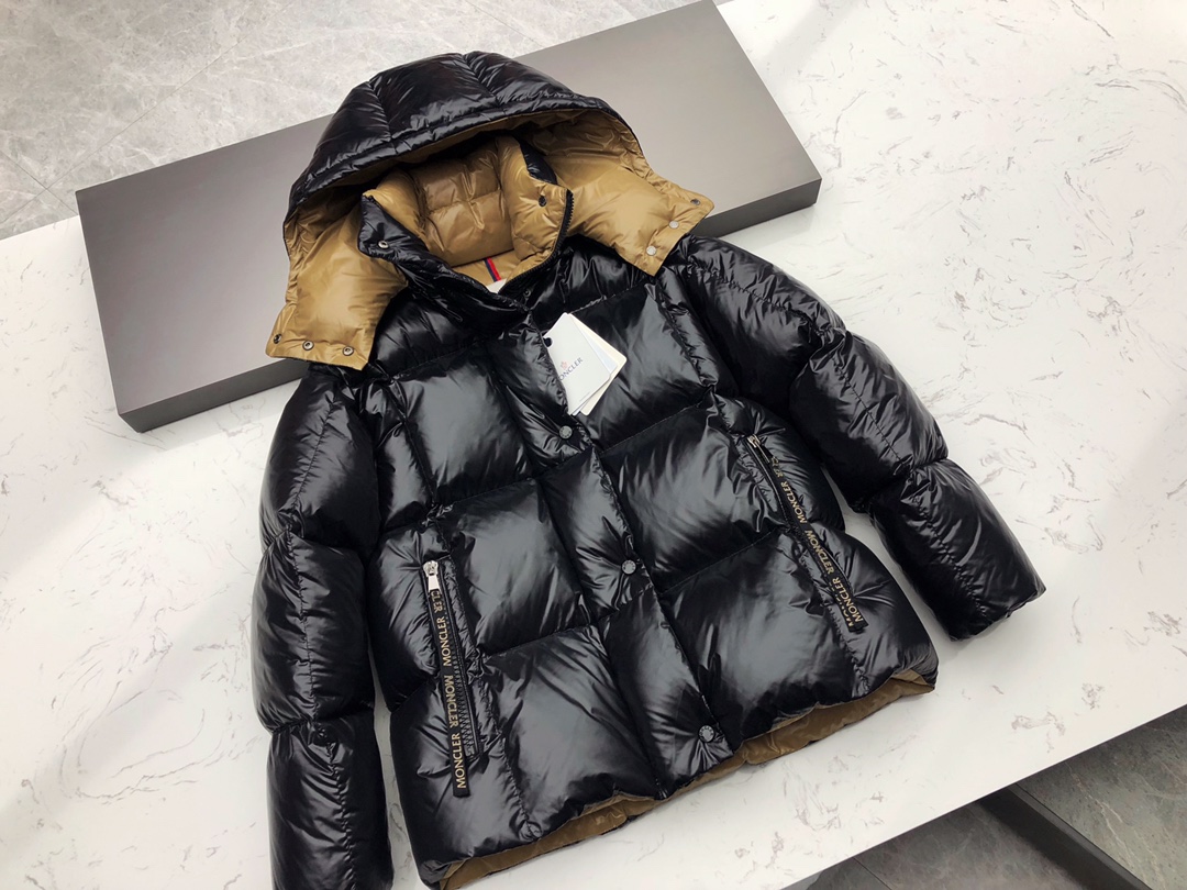 جاكيت Moncler نسائي أسود لامع مبطن بالزغب مع غطاء رأس قابل للفصل