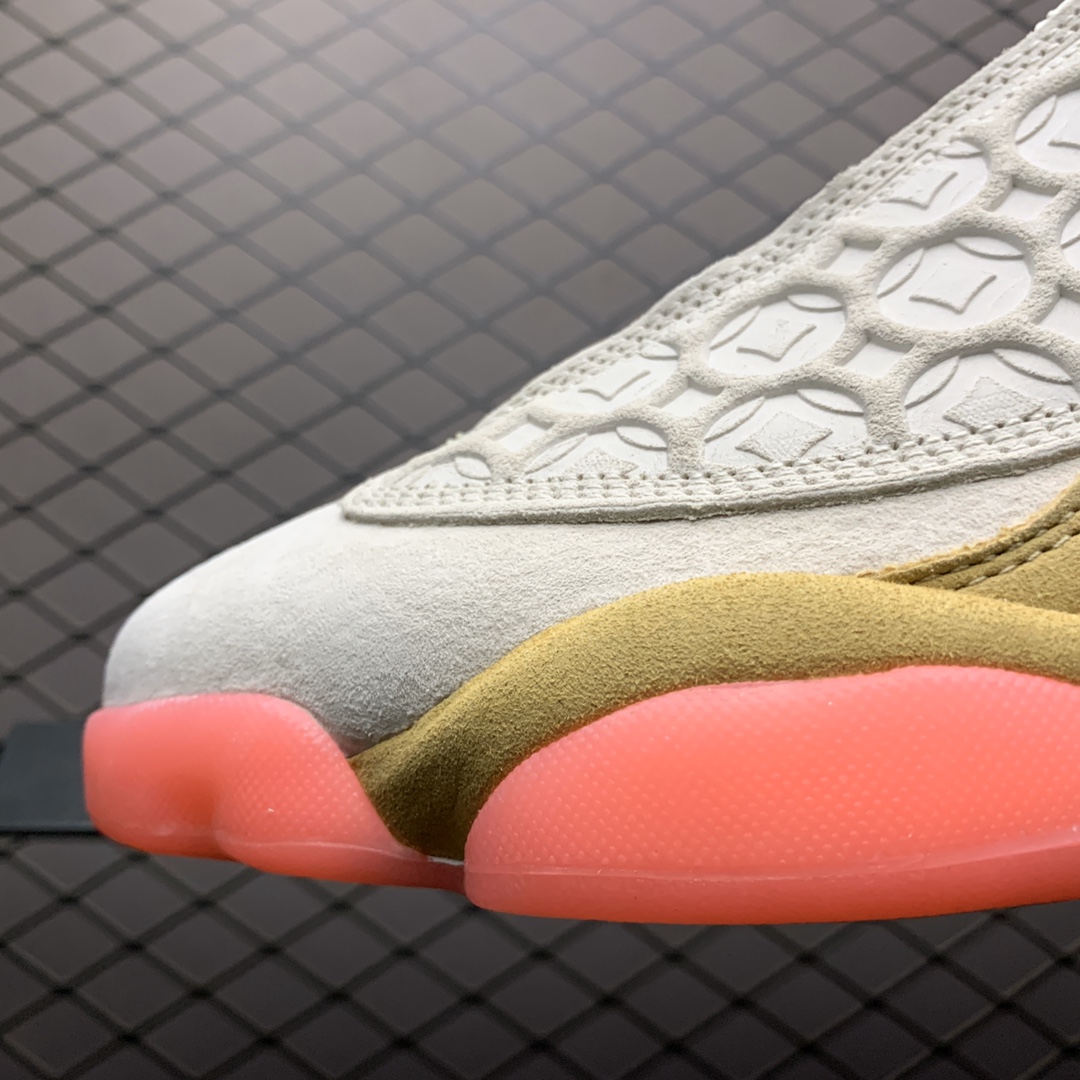 290   纯原版本Air Jordan 13 Retro CNY AJ13乔13 中国年 铜钱 CW4409-100 高帮文化篮球鞋 目前市面最高品质 市面唯一正确版本 淡季回馈 品质毋庸置疑 实拍细节如图所示 喜欢的老铁不要克制  上车就完事 毕竟此类白菜价纯原级别的品质不是时时有 手慢拍大腿 尺码：36.5 38 38.5 39 40 40.5 41 42 42.5 43 44 44.5 45 46 47.5