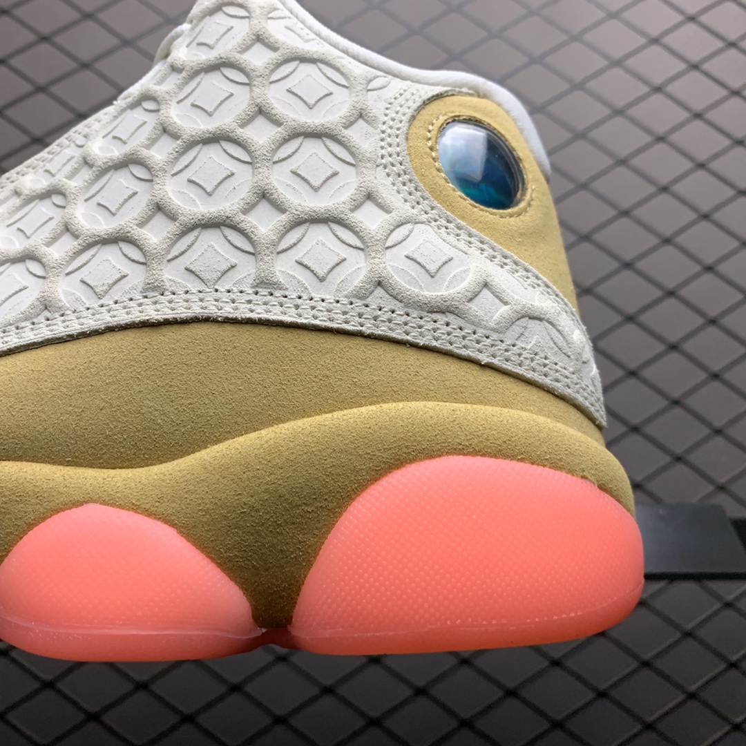 290   纯原版本Air Jordan 13 Retro CNY AJ13乔13 中国年 铜钱 CW4409-100 高帮文化篮球鞋 目前市面最高品质 市面唯一正确版本 淡季回馈 品质毋庸置疑 实拍细节如图所示 喜欢的老铁不要克制  上车就完事 毕竟此类白菜价纯原级别的品质不是时时有 手慢拍大腿 尺码：36.5 38 38.5 39 40 40.5 41 42 42.5 43 44 44.5 45 46 47.5
