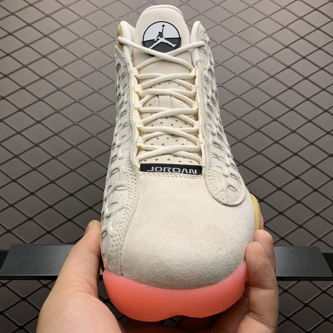 290   纯原版本Air Jordan 13 Retro CNY AJ13乔13 中国年 铜钱 CW4409-100 高帮文化篮球鞋 目前市面最高品质 市面唯一正确版本 淡季回馈 品质毋庸置疑 实拍细节如图所示 喜欢的老铁不要克制  上车就完事 毕竟此类白菜价纯原级别的品质不是时时有 手慢拍大腿 尺码：36.5 38 38.5 39 40 40.5 41 42 42.5 43 44 44.5 45 46 47.5