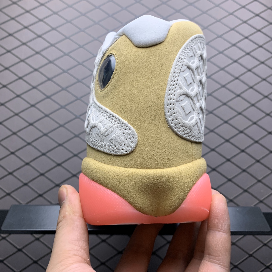 290   纯原版本Air Jordan 13 Retro CNY AJ13乔13 中国年 铜钱 CW4409-100 高帮文化篮球鞋 目前市面最高品质 市面唯一正确版本 淡季回馈 品质毋庸置疑 实拍细节如图所示 喜欢的老铁不要克制  上车就完事 毕竟此类白菜价纯原级别的品质不是时时有 手慢拍大腿 尺码：36.5 38 38.5 39 40 40.5 41 42 42.5 43 44 44.5 45 46 47.5