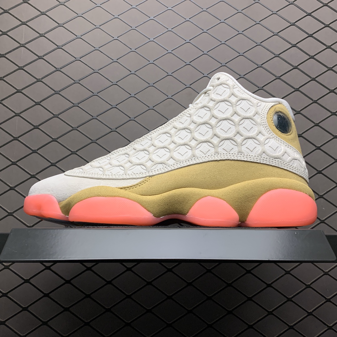 290   纯原版本Air Jordan 13 Retro CNY AJ13乔13 中国年 铜钱 CW4409-100 高帮文化篮球鞋 目前市面最高品质 市面唯一正确版本 淡季回馈 品质毋庸置疑 实拍细节如图所示 喜欢的老铁不要克制  上车就完事 毕竟此类白菜价纯原级别的品质不是时时有 手慢拍大腿 尺码：36.5 38 38.5 39 40 40.5 41 42 42.5 43 44 44.5 45 46 47.5