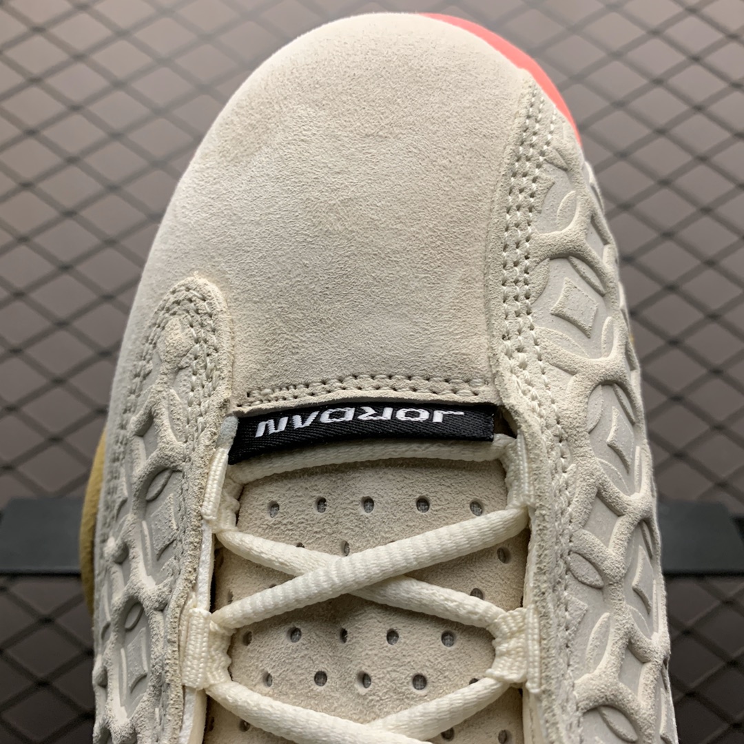 290   纯原版本Air Jordan 13 Retro CNY AJ13乔13 中国年 铜钱 CW4409-100 高帮文化篮球鞋 目前市面最高品质 市面唯一正确版本 淡季回馈 品质毋庸置疑 实拍细节如图所示 喜欢的老铁不要克制  上车就完事 毕竟此类白菜价纯原级别的品质不是时时有 手慢拍大腿 尺码：36.5 38 38.5 39 40 40.5 41 42 42.5 43 44 44.5 45 46 47.5