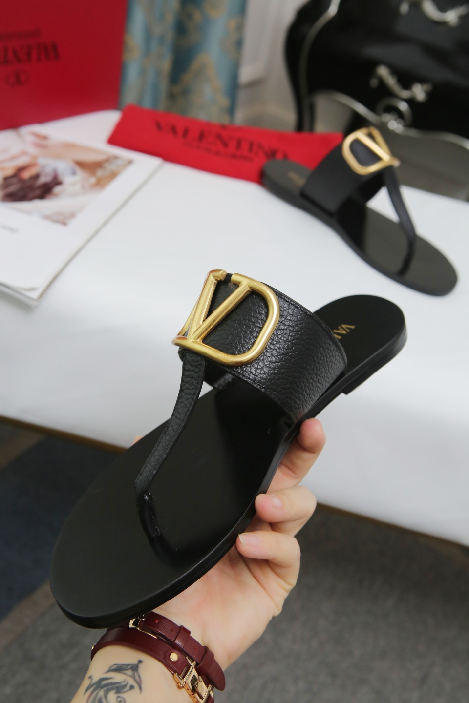 NO:231035,20612-1V Valentino's latest hit model is available, very comfortable, simple and atmospheric, original hardware buckle mold, fabric is imported from the top layer of lychee pattern calfskin, imported inside, color black, khaki, brown, crimson, off-white, imported non-slip and wear-resistant rubber outsole, standard code 35-45. Custom leather outsole:, split-toe shoes, valentino, cowhide, sheepskin, Leather soles1986090920612一1V 华伦天奴最新爆款上市 非常舒适简单大气原版五金扣开模 面料采用进口头层荔枝纹小牛皮 内里进口羊皮 颜色黑色, 卡其色, 棕色, 深红色 , 米白色 ,大底进口防滑耐磨橡胶大底 标准码35-45 .订做真皮大底:,分趾鞋,valentino,cowhide,sheepskin,Leather soles,Women's Shoes