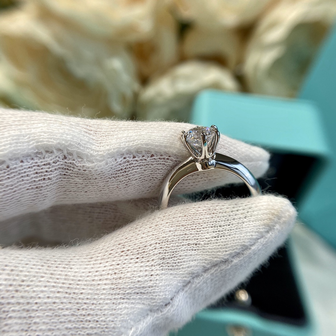 NO:632270,T’s new six-prong one-card diamond ring. The entire component is completely custom-made. A friend’s T wedding ring was borrowed and patterned. It is 100% matched to the pattern. This is the simplest but most luxurious diamond ring we have ever customized. The diamond shines less than one ten thousandth in the photo. It uses the most fashionable American titanium silicon material, not 5A high carbon diamond. This stone is more transparent and not transparent like glass crystal. It is closer to diamonds and more natural, and it is not easy to turn white and is easy to maintain. The ring is made in separate parts, including the flower head and ring ring.  It is polished and reassembled separately, and the details are more perfect. You can see that the ring shines like platinum, and you can no longer tell that it is made of silver. The one we made is 123 carats. The texture is too luxurious. If you have a Z, you can buy one as a replacement. You must wear it generously~~ The material is V-gold electroplated 18k gold, American titanium stone, code number 10-20 Hong Kong number, 88200,,ring, Cartier high-end jewelry19860909T家新版六爪一卡钻戒,整个组件全Z定制朋友的T婚戒借过来打版,百分百对版这是我们定制过最简约但是却是最奢华的一款钻戒了,钻石闪耀程度没拍出来万分之一,选用最时尚的美国硅钛材料,不是5A高碳钻哦,这个石头更通透,不会透的和玻璃水晶一样,更接近钻石更自然,而且不易发白很好保养.戒指是分件做的,花头和戒指圈 是分开抛光再组装的,细节处理的更完善,大家看戒指和铂金一样闪耀,再也看不出来是银质的我们做的是123克拉,质感太奢华了,有Z的完全可以买一个当替代品,必须大大方方戴出去~~ 材质通体V金电镀18k金,美国硅钛石,码数10-20港号,88200,,ring,卡迪亚高端饰品,Jewelry