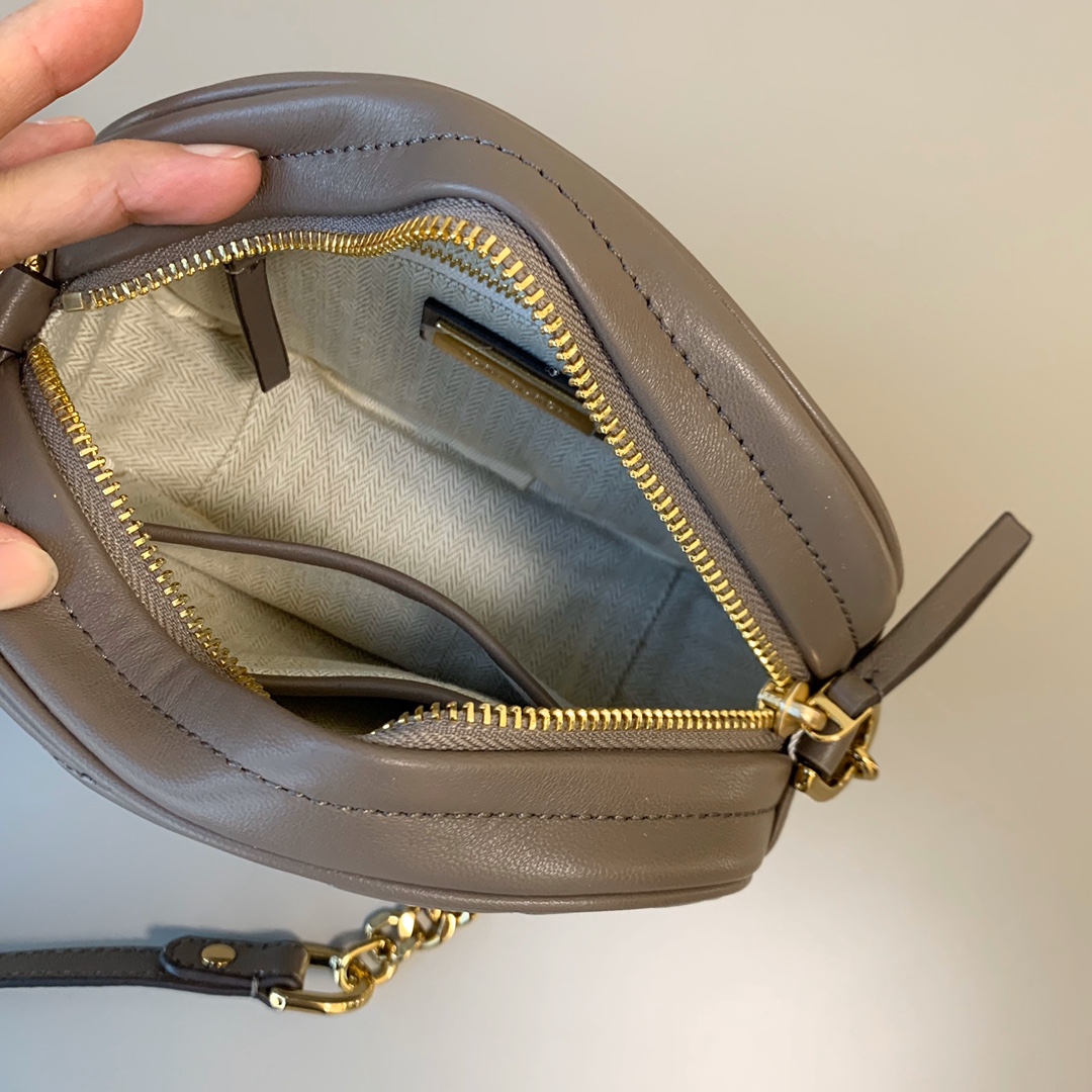 Tory Burch 新款羊皮相机包，羊皮电绣款，手感柔软细腻，百搭款，尺寸：18/12.5/6cm，高品质 灰色