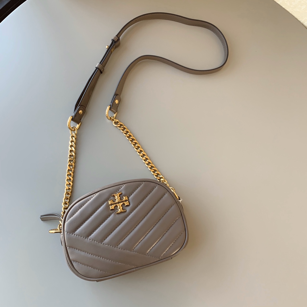Tory Burch 新款羊皮相机包，羊皮电绣款，手感柔软细腻，百搭款，尺寸：18/12.5/6cm，高品质 灰色