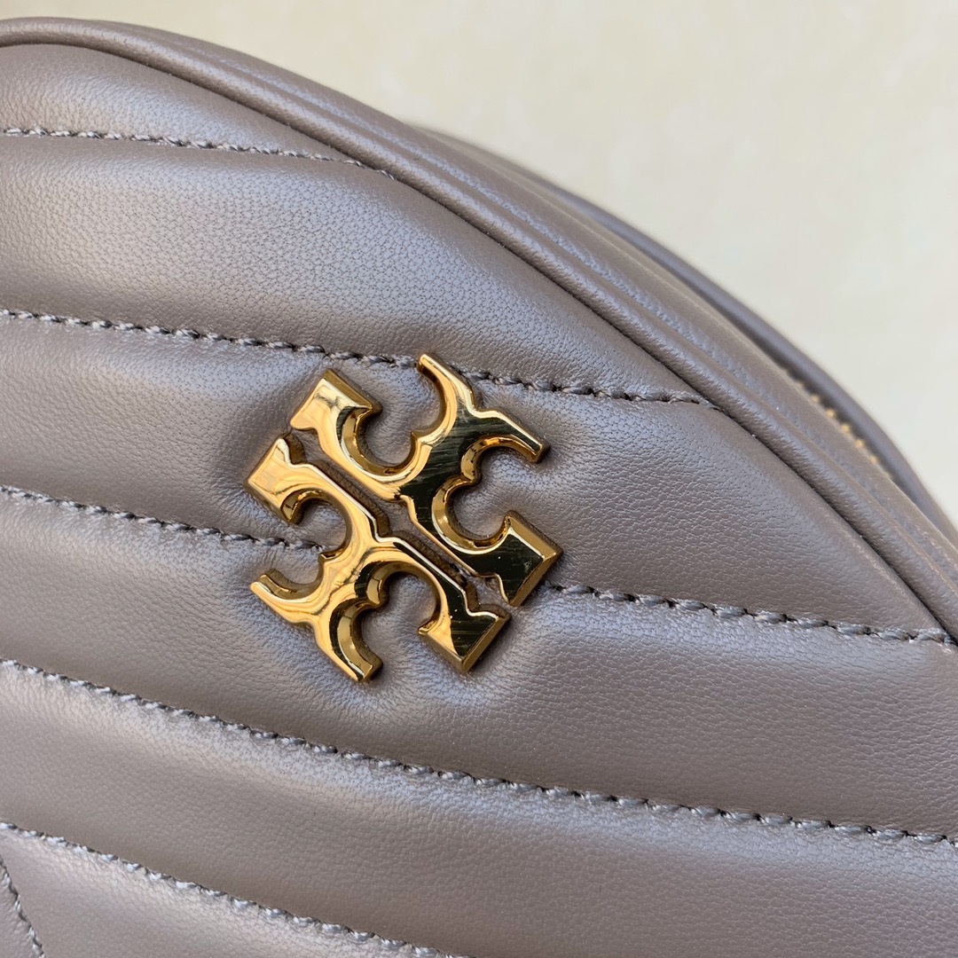 Tory Burch 新款羊皮相机包，羊皮电绣款，手感柔软细腻，百搭款，尺寸：18/12.5/6cm，高品质 灰色