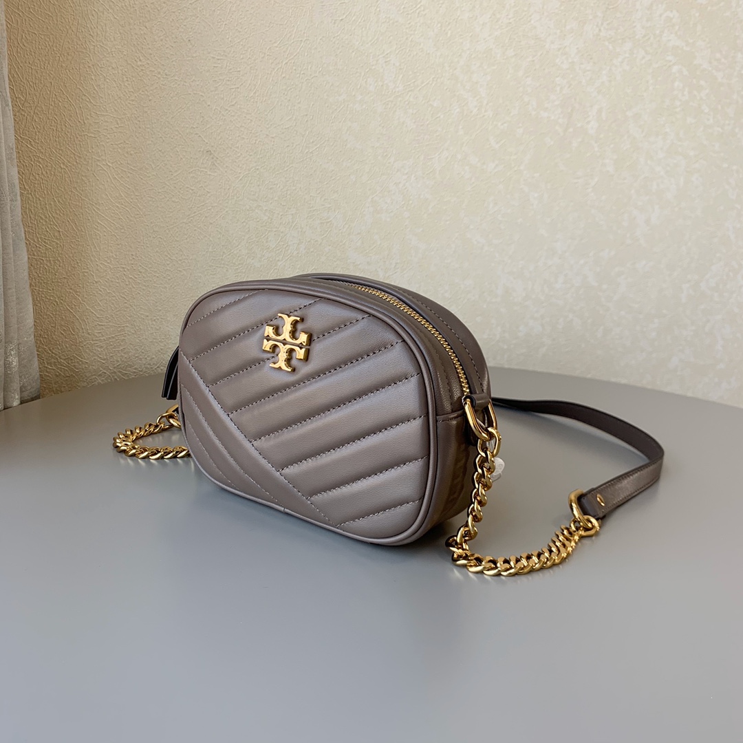 Tory Burch 新款羊皮相机包，羊皮电绣款，手感柔软细腻，百搭款，尺寸：18/12.5/6cm，高品质 灰色