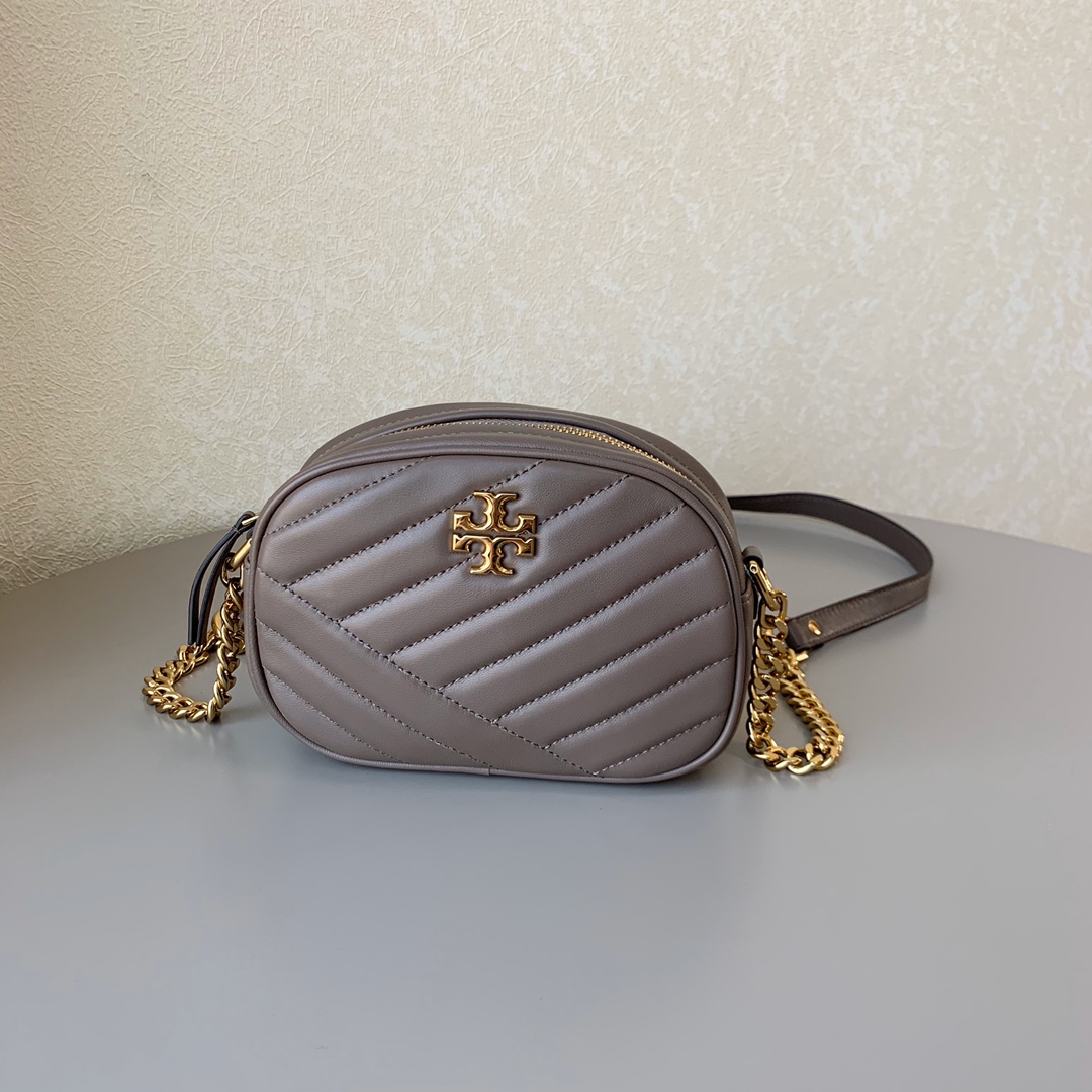 Tory Burch 新款羊皮相机包，羊皮电绣款，手感柔软细腻，百搭款，尺寸：18/12.5/6cm，高品质 灰色
