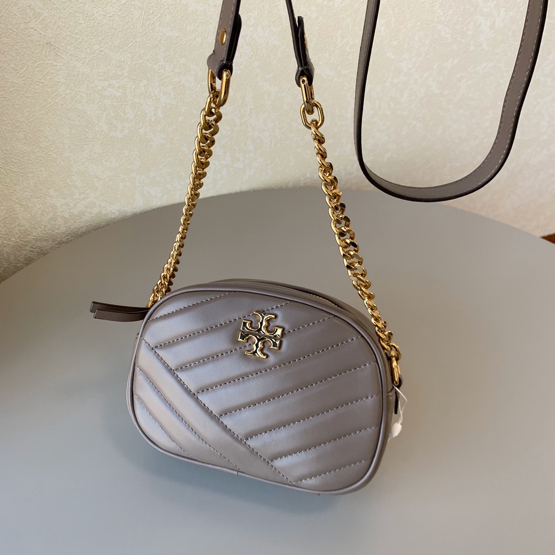 Tory Burch 新款羊皮相机包，羊皮电绣款，手感柔软细腻，百搭款，尺寸：18/12.5/6cm，高品质 灰色