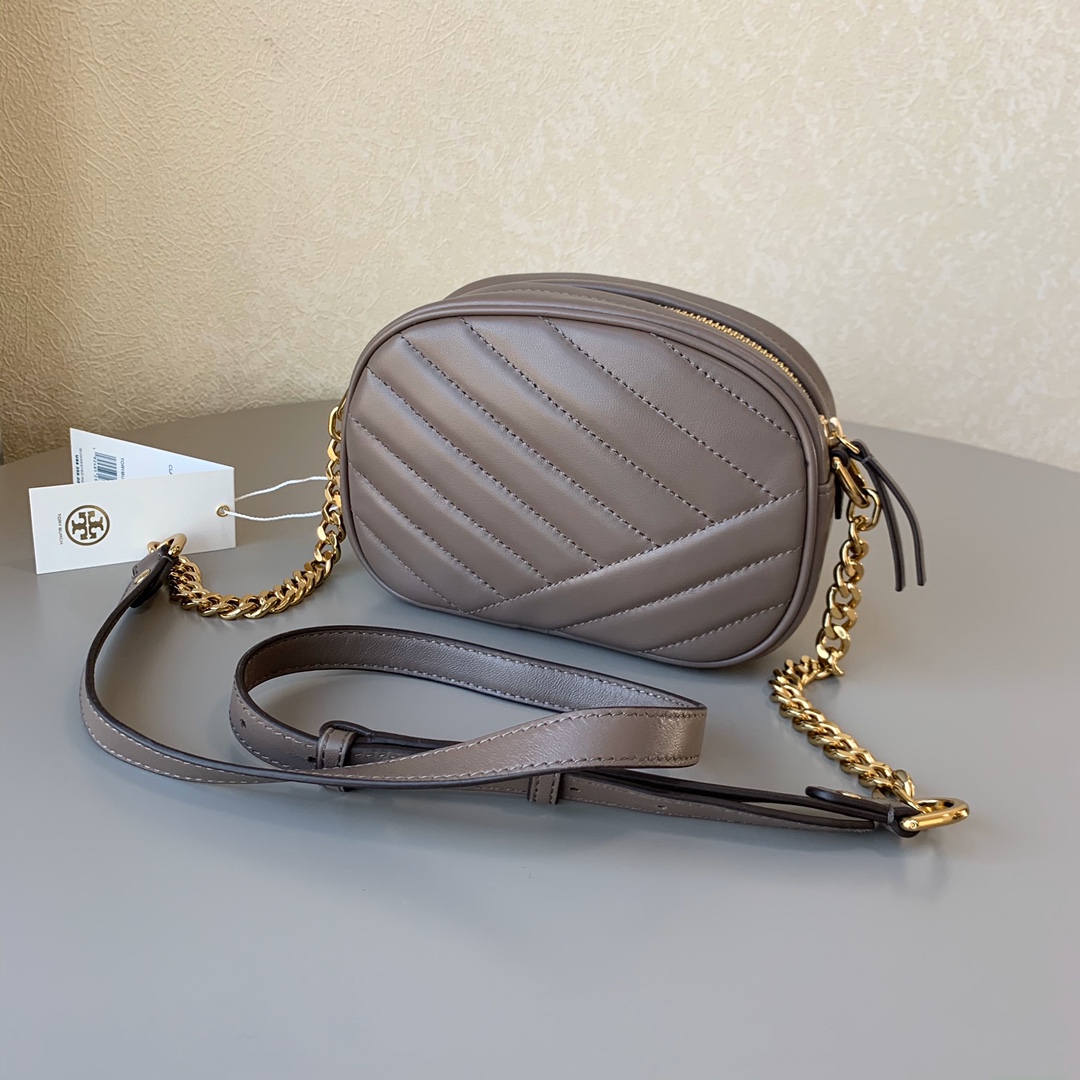 Tory Burch 新款羊皮相机包，羊皮电绣款，手感柔软细腻，百搭款，尺寸：18/12.5/6cm，高品质 灰色