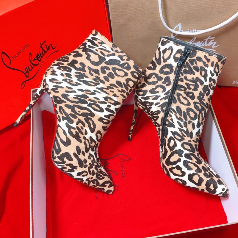 NO:337106,High-end customized autumn and winter horse-haired boot series!  H10Cm, size 34-42. Private mold trademark zipper 902-001 coffee gradient pattern horse hair, official website synchronization Standard European code Reference:902-001 Color:brown Material:printed pony Lining:goat leather Heel height:10Cm Sole:leather sole Size:EUR 34-42 (US 4-11):,,christian louboutin,boots19860909高端订制 秋冬马毛款靴系列！ H10Cm,尺码34-42码.私模商标拉链 902-001咖渐变纹马毛,官网同步 标准欧码 Reference:902-001 Color:brown Material:printed pony Lining:goat leather Heel heigh:10Cm Sole:leather sole Size:EUR 34－42（US 4一11) :,,christian louboutin,boots,Women's Shoes